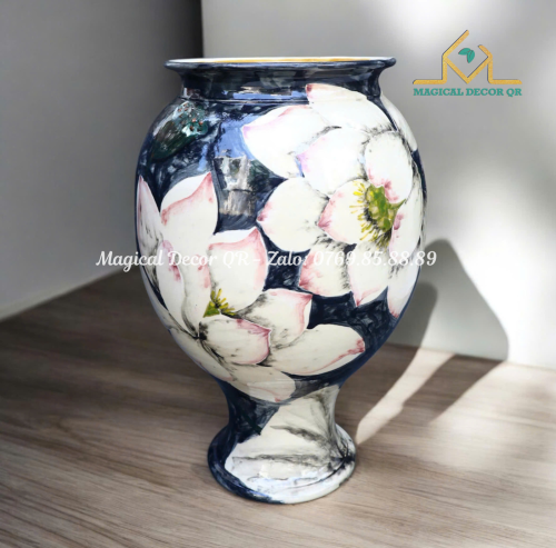 Black hand claw white lotus wide mouth